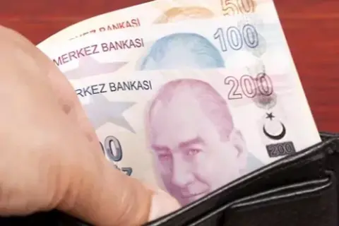 Pencere almaya gitti, aracından uyuşturucu çıktı