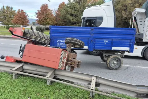 Sürücüsünün kontrolünden çıkan traktör orta refüje devrildi