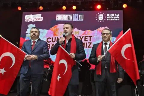 Yağmura rağmen Bursa’da Cumhuriyet coşkusu dinmedi