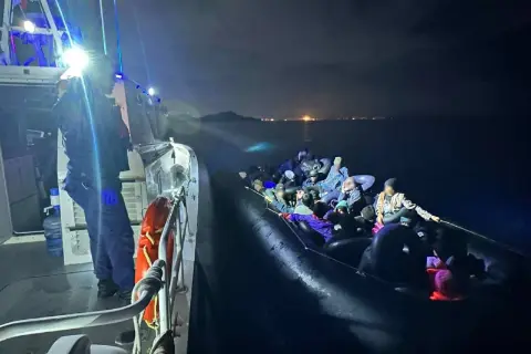 İzmir açıklarında 111 düzensiz göçmen yakalandı