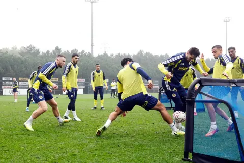 Fenerbahçe, Göztepe maçının hazırlığını Cumhuriyet Bayramı kutlamasıyla sürdürdü