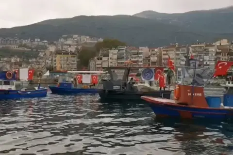 Bursa Gemlik'te tekne ve kayıklar Türk bayraklarıyla donatıldı