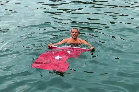 Şahin Sevinç, Gemlik'te soğuk havaya rağmen Türk bayrağıyla denize girdi
