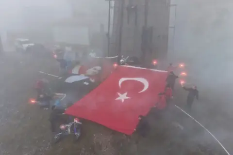Ay yıldızlı bayrak karadan ve sudan zirveye ulaştı