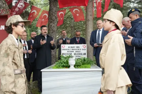 Çanakkale’de tarihe geçen kahraman mezarı başında anıldı