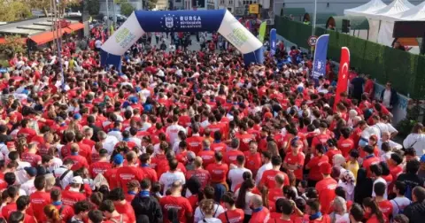 Bursa'da Cumhuriyet coşkusu sokaklara taştı! 4 bin kişi 5 kilometre koştu