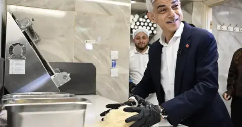 Londra Belediye Başkanı Sadiq Khan'dan Türk restoranında künefe şov
