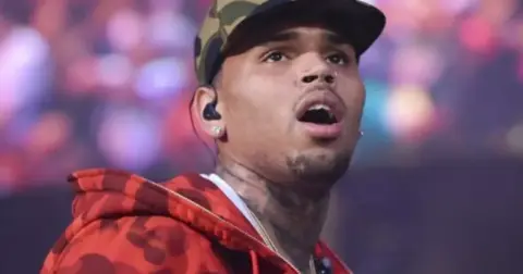 Chris Brown'a, Londra'daki gece kulübü saldırısı nedeniyle ertelenmiş hapis cezası