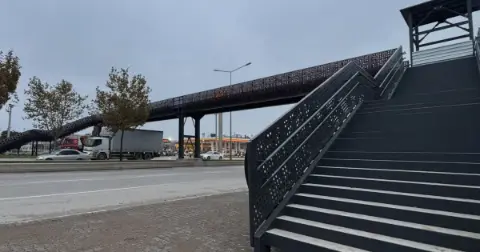 Bursa'da yıllardır ölümlü kazalarla gündeme gelen yola üst geçit! Kullanıma açıldı