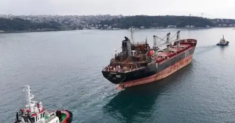 İstanbul Boğazı'nda trafik askıya alındı