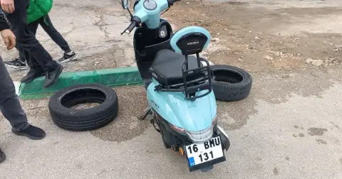 Bursa'da motosiklet yayaya çarptı: İkisi de metrelerce sürüklendi!
