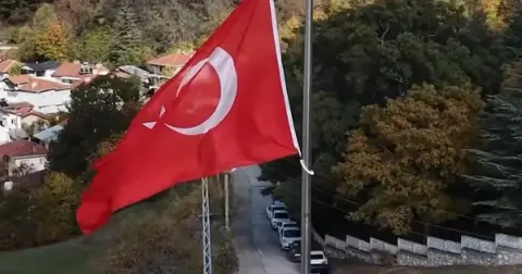Bursa'da 30 metrelik dev Türk bayrağı göndere çekildi! Bölgeye şehitler anıtı yapılacak