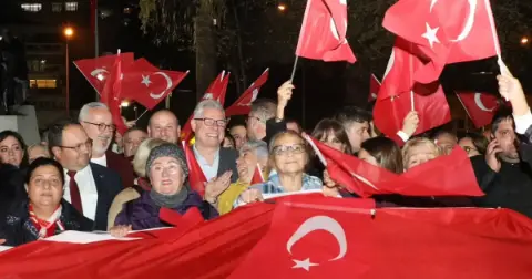 Bursa'da yağmur altında 29 Ekim coşkusu! Binlerce kişi yürüdü, Can Bonomo sahne aldı