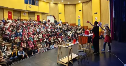 Bursa'da çocuklara ücretsiz tiyatro keyfi! Minik izleyiciler salonu doldurdu