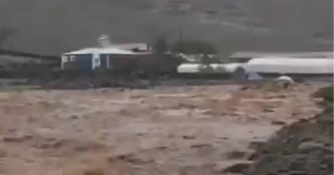 Diyarbakır'da sağanak yağış menfezleri yıktı