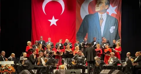 Bursa'da Cumhuriyet Bayramı coşkusu! Salonu dolduran sanatseverler marşlara eşlik etti