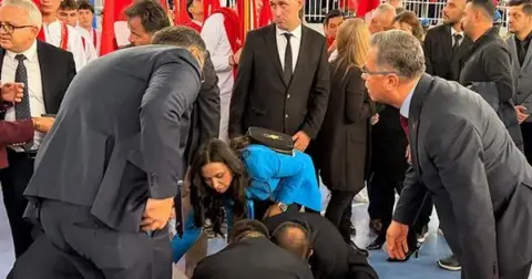 Cumhuriyet Bayramı töreninde korkutan anlar! Bayrak taşıyan öğrenci bayıldı