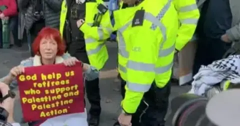 ABD'nin Londra Büyükelçiliği önünde Filistin'e destek gösterisi