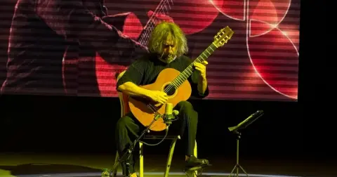 Bursa'da İtalyan gitaristten müzik ziyafeti! Sanatseverler uzun süre alkışladı