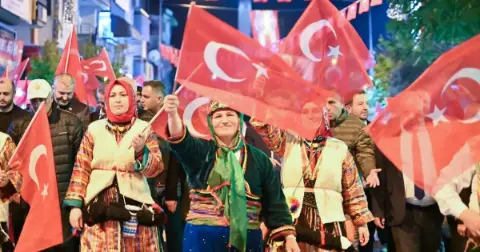 Bursa'da 6 gün süren festival Cumhuriyet coşkusuyla sona erdi! Binlerce kişi katıldı
