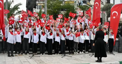 Bursa'da Cumhuriyet coşkusu sokaklara sığmadı! Emre Altuğ konseriyle unutulmaz final