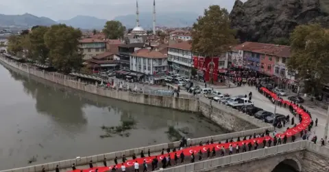 Çorum Cumhuriyet coşkusu: 103. yılda 103 metrelik bayrakla yürüdüler