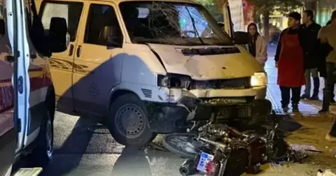 Bursa'da minibüs ile motosiklet kafa kafaya çarpıştı! Yaralı var