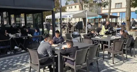 Bursa'da 200'e yakın öğrenci kitap okumak için buluştu! Meydan kafede dikkat çeken etkinlik