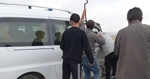 İki minibüs çarpıştı: 3 hafif yaralı