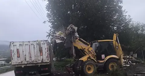 Bursa'da 4 çadır kaldırıldı! Belediye ekipleri bölgeyi temizledi