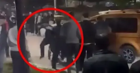 Bursa'da sokak ortasında tekme tokat kavga! O anlar kamerada