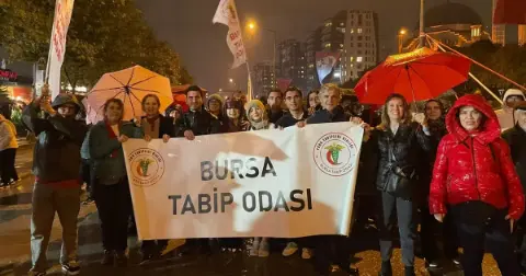 Bursa'da hekimler ve tıp öğrencileri Cumhuriyet için yürüdü