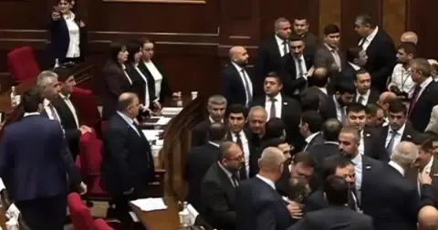 Ermenistan Parlamentosu'nda yumruklar konuştu! Oturum yarıda kaldı