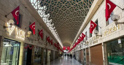 Bursa sokakları Cumhuriyet Bayramına özel kırmızı beyaza büründü!