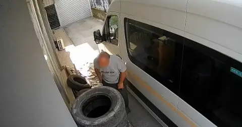 Bursa'da güzellik salonu sahibinin 4 yıllık kabusu! Karavanla iş yerinin önünü kapattı