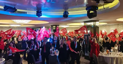 Bursa Gemlik’te Cumhuriyet coşkusu büyük bir balo ile kutlandı