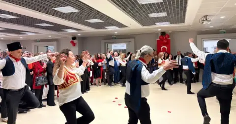 Bursa'da doktorlardan Cumhuriyet coşkusu! Zeybek ve tango gösterileri geceye damga vurdu