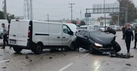 Bursa'da 5 araç birbirine girdi! Zincirleme kazada çok sayıda yaralı var