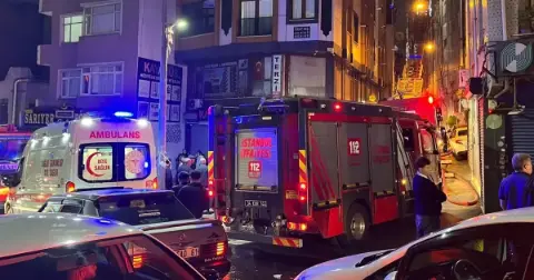 İstanbul Esenler’de 5 katlı binanın çatısı alev alev yandı