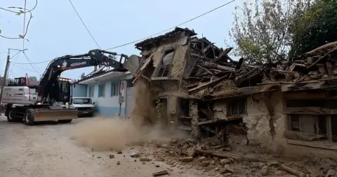 Bursa'da tehlike saçan metruk bina yıkıldı! Mahallelinin talebi karşılık buldu