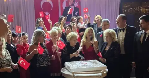 Bursa'da Cumhuriyet'in 103. yılına anlamlı kutlama! Bir burs hikâyesi geceye damga vurdu