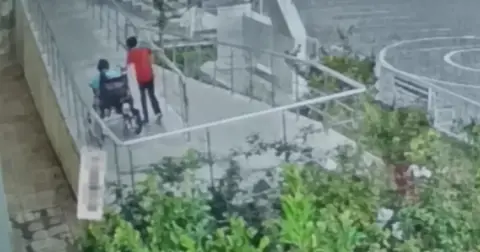 Sağanak altında tekerlekli sandalyedeki arkadaşının yanına koştu! O anlar yürekleri ısıttı