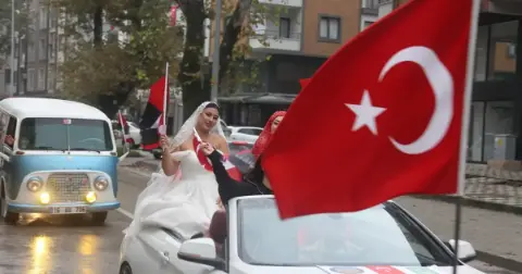 Bursa'da 29 Ekim'e damga vuran görüntüler! Başkanın gelin gibi süslenen aracıyla renkli kortej
