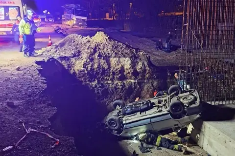 Eskişehir’de çukura düşen otomobildeki 1 kişi öldü, 5 kişi yaralandı