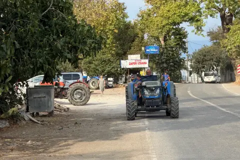 Bursa'da 71 yaşındaki adamın çocuklar için yaptıkları takdir topluyor! Traktörüyle tek tek topluyor
