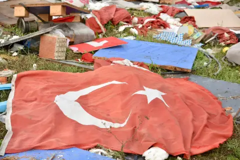 Bursa'da skandal manzara! Çöplerin arasından Türk bayrağı çıktı: Başkan Erdem'den sert tepki