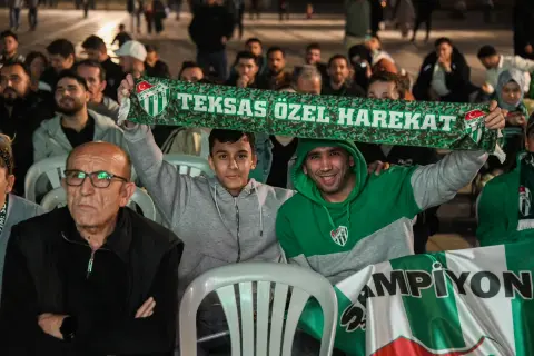 Bursaspor sevgisi Osmangazi Meydanı’nda tek yürek oldu