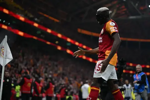 Galatasaray, Fenerbahçe derbisinin ilk yarısını Osimhen'in golleriyle 2-0 bitirdi