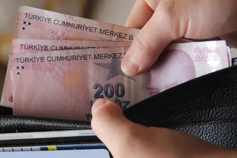 Altın fiyatlarında kritik eşik: Ünlü analistten düşüş uyarısı!