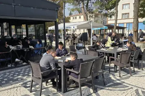 Bursa'da 200'e yakın öğrenci kitap okumak için buluştu! Meydan kafede dikkat çeken etkinlik